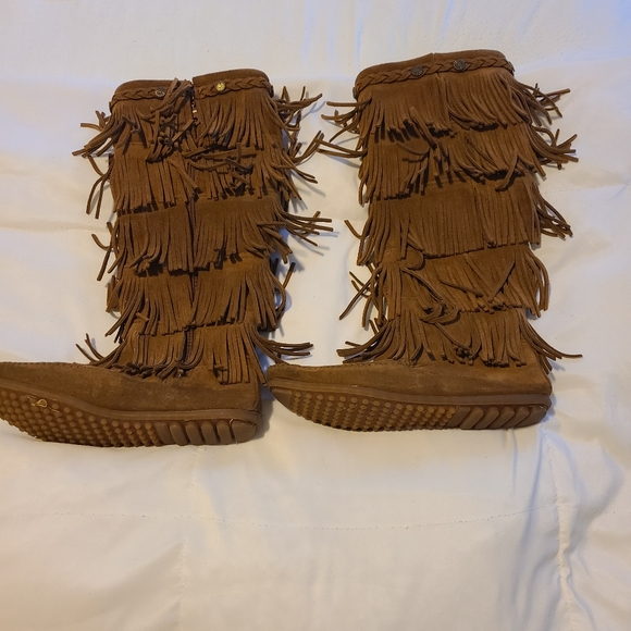 Minnetonka moccasin fringed boots - Picture 2 of 3